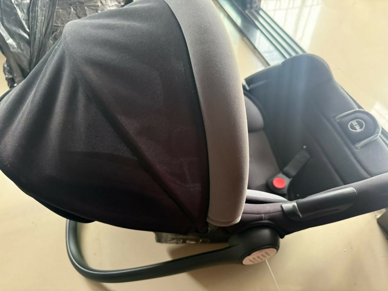 R FOR RABBIT Baby Carry Cot/Car Seat with an ergonomic carry handle, 5-point safety harness, side-impact protection, soft padded seating, and lightweight design for safe and comfortable travel with newborns and infants.