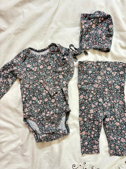 H & M 3‑piece cotton jersey set – comfortable, coordinated style in dark grey and floral patterns for your little one.

