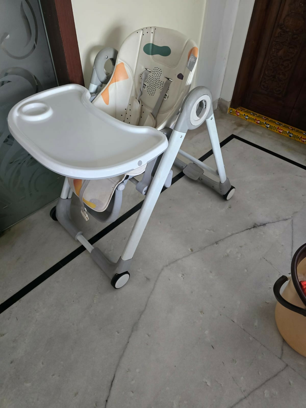 R FOR RABBIT Marshmallow Baby High Chair featuring comfortable seating, a feeding tray, supportive footrest and sturdy frame, creating a practical setup for your baby’s everyday meals and feeding routine.