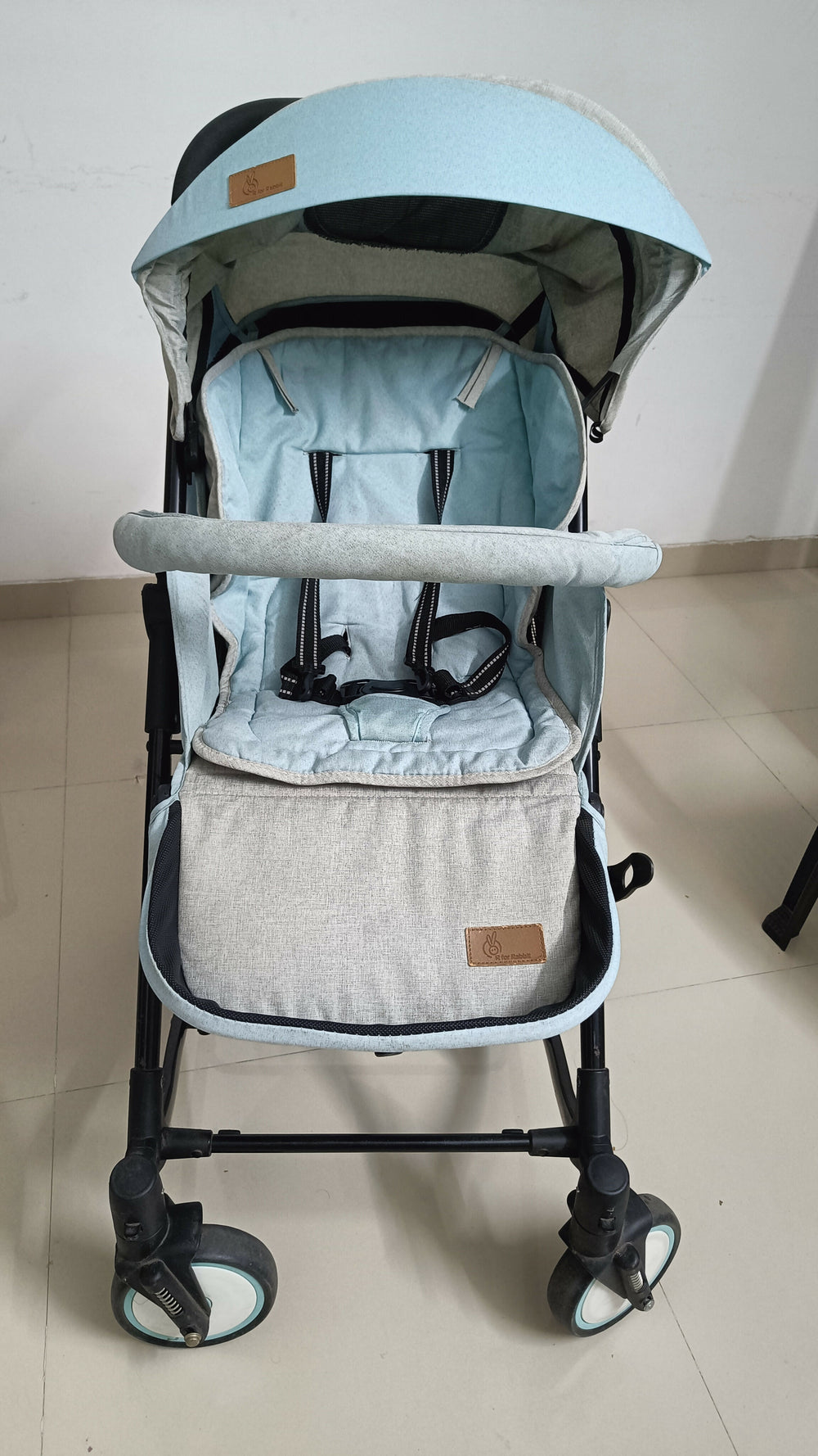 R FOR RABBIT Rock N Roll Baby Stroller/Pram featuring comfortable seating, a protective canopy, sturdy frame and smooth-moving wheels for convenient everyday walks, outings and travel with your baby