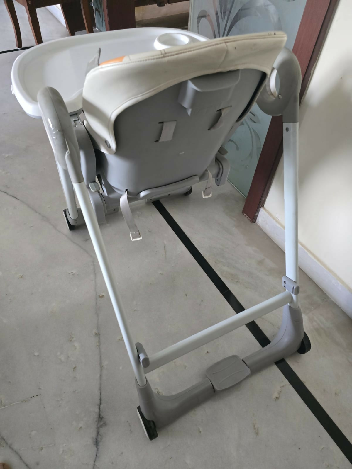R FOR RABBIT Marshmallow Baby High Chair featuring comfortable seating, a feeding tray, supportive footrest and sturdy frame, creating a practical setup for your baby’s everyday meals and feeding routine.