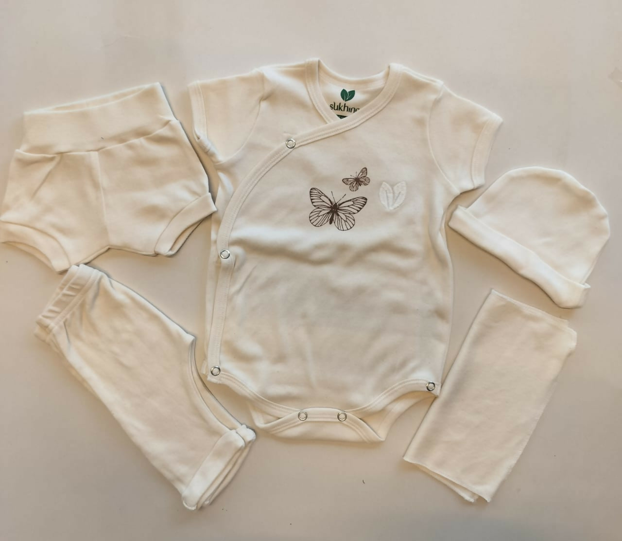 Shop Newborn Baby Clothing Set – Complete cotton essentials with cap, mittens, booties & more, perfect for baby showers and daily use.

