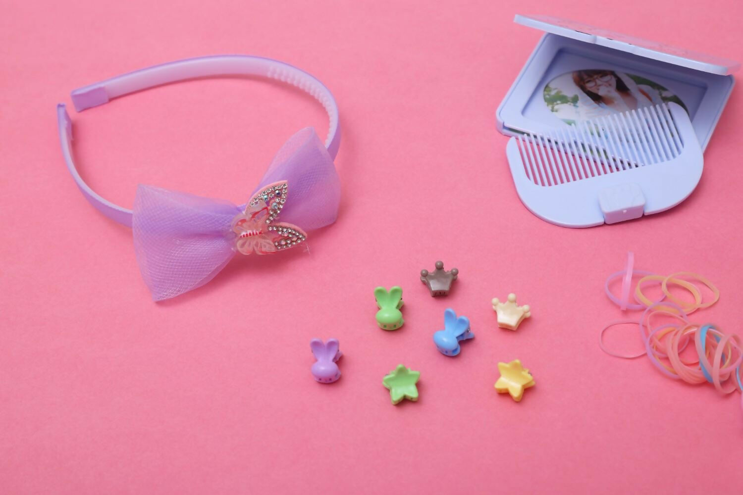 Lock up your little ones tresses with our new collection of hair accessories that are a must have for to instantly add glamour to any wardrobe. Update your little ones collection with this pretty hair accessory and she is all set for an updated look.