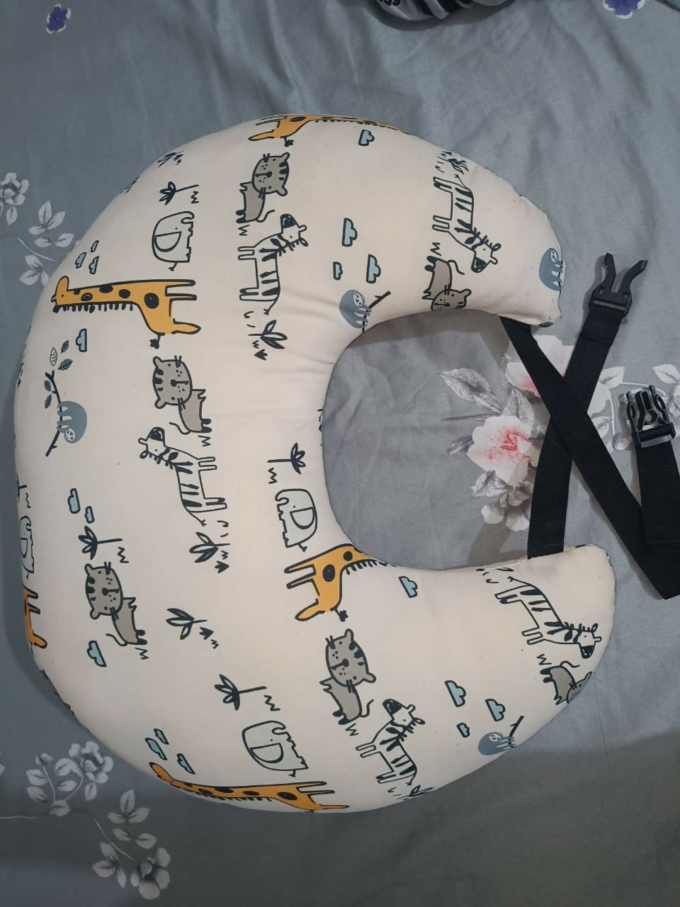 TOYTORIA feeding pillow and nursing pillow with soft cushioned support, ergonomic design, comfortable positioning, and breastfeeding support for mothers and babies.