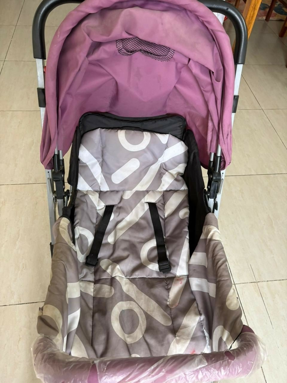R for Rabbit Lollypop Lite baby stroller/pram with lightweight foldable design, reclining seat, adjustable canopy, 5-point safety harness, smooth wheels, and storage basket for comfortable everyday travel.
