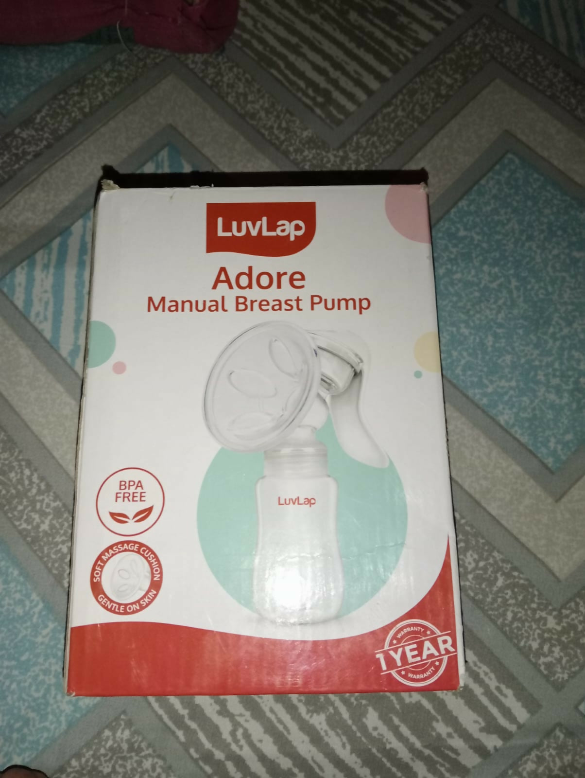 Enjoy comfortable and convenient milk expression with the LUVLAP Adore Manual Breast Pump – featuring a soft silicone cushion, compact design, and three included bottles for easy storage and use.