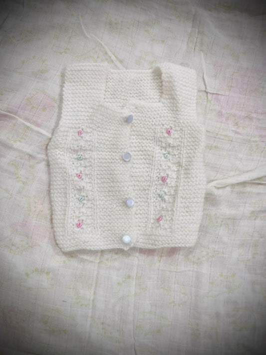 Hand-Woven White Open Sweater with Cut Sleeves – Artisanal charm meets modern style.

