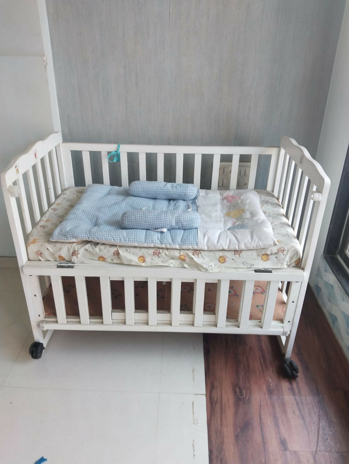 Multifunctional wooden baby cot