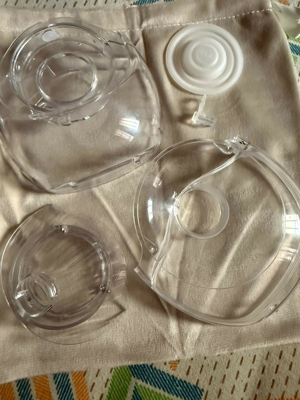 SOLYYMOMS Smart Wearable Breast Pump in Preloved New condition featuring a compact hands-free design, adjustable pumping settings and comfortable fit for convenient breast milk expression at home, work or while travelling.
