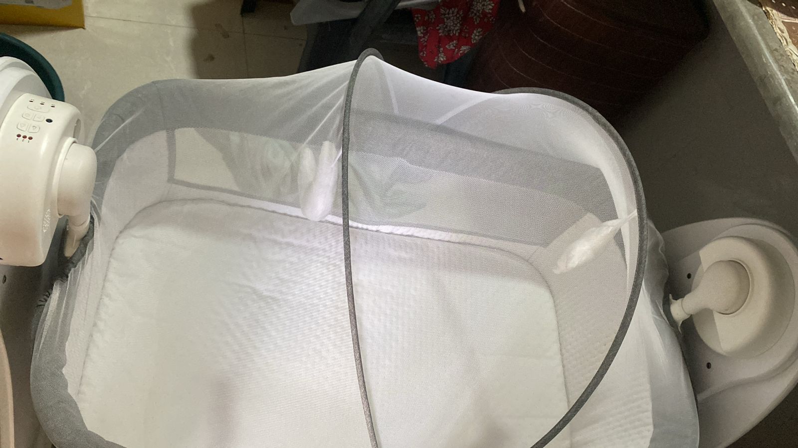 STAR & DAISY  DREAMLAND Baby Electric Remote Controlled Music Enabled Cradle