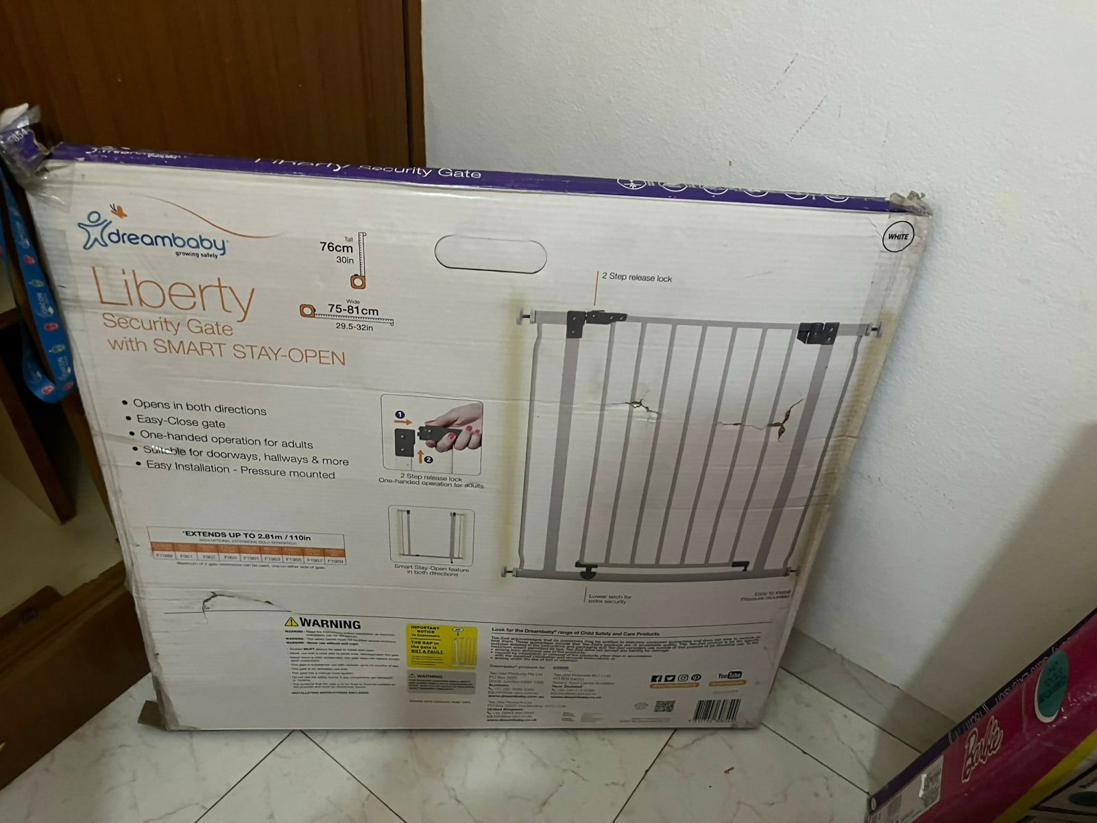 Dreambaby Liberty safety gate with auto close and stay open feature, almost new condition, ideal for child safety at home