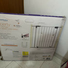 Dreambaby Liberty safety gate with auto close and stay open feature, almost new condition, ideal for child safety at home