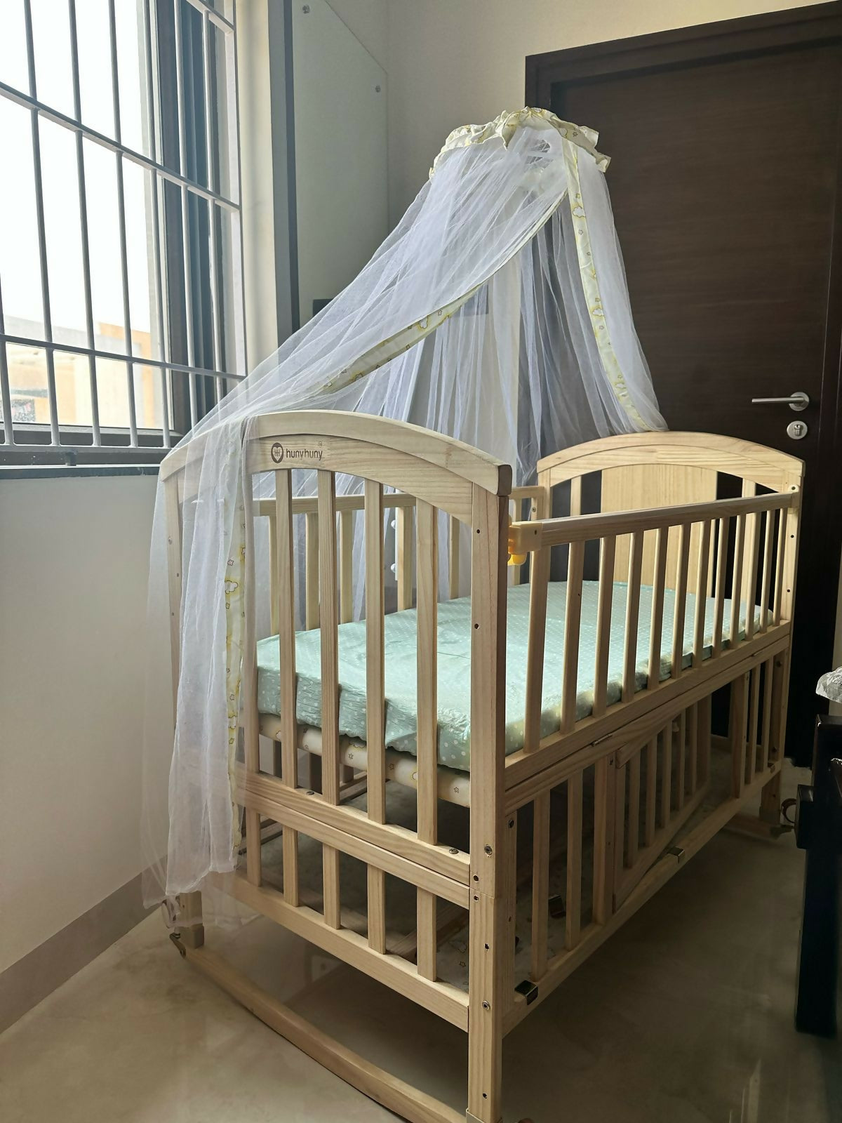 Safe, Comfy, and Stylish – HUNY HUNY Wooden Crib for Sweet Dreams!