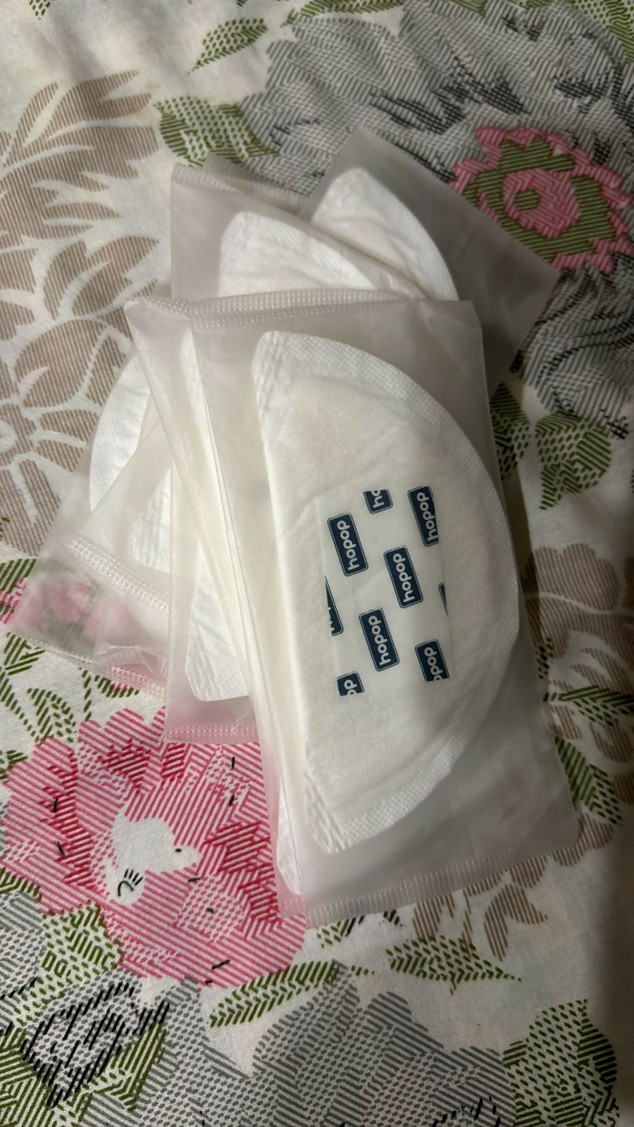 Stay dry and comfortable with HOPOP Breast Pads, your perfect companion for discreet and reliable breastfeeding protection!