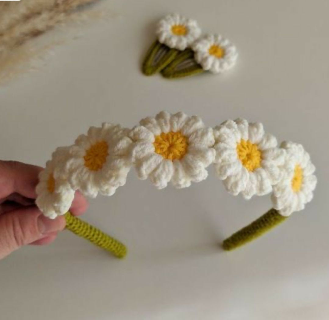 Our collection of headbands and tic-tac clips provides the perfect combination of style and function to complete any hairstyle. 