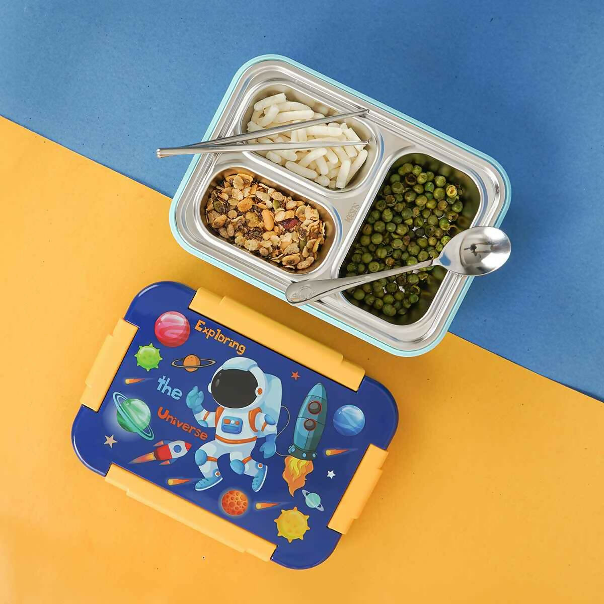 This Bento lunch box will keep your food, sandwiches, soups, beverages fresh for lunch, so you can pack your kids' lunches in the morning, and it will stay warm until lunch time 