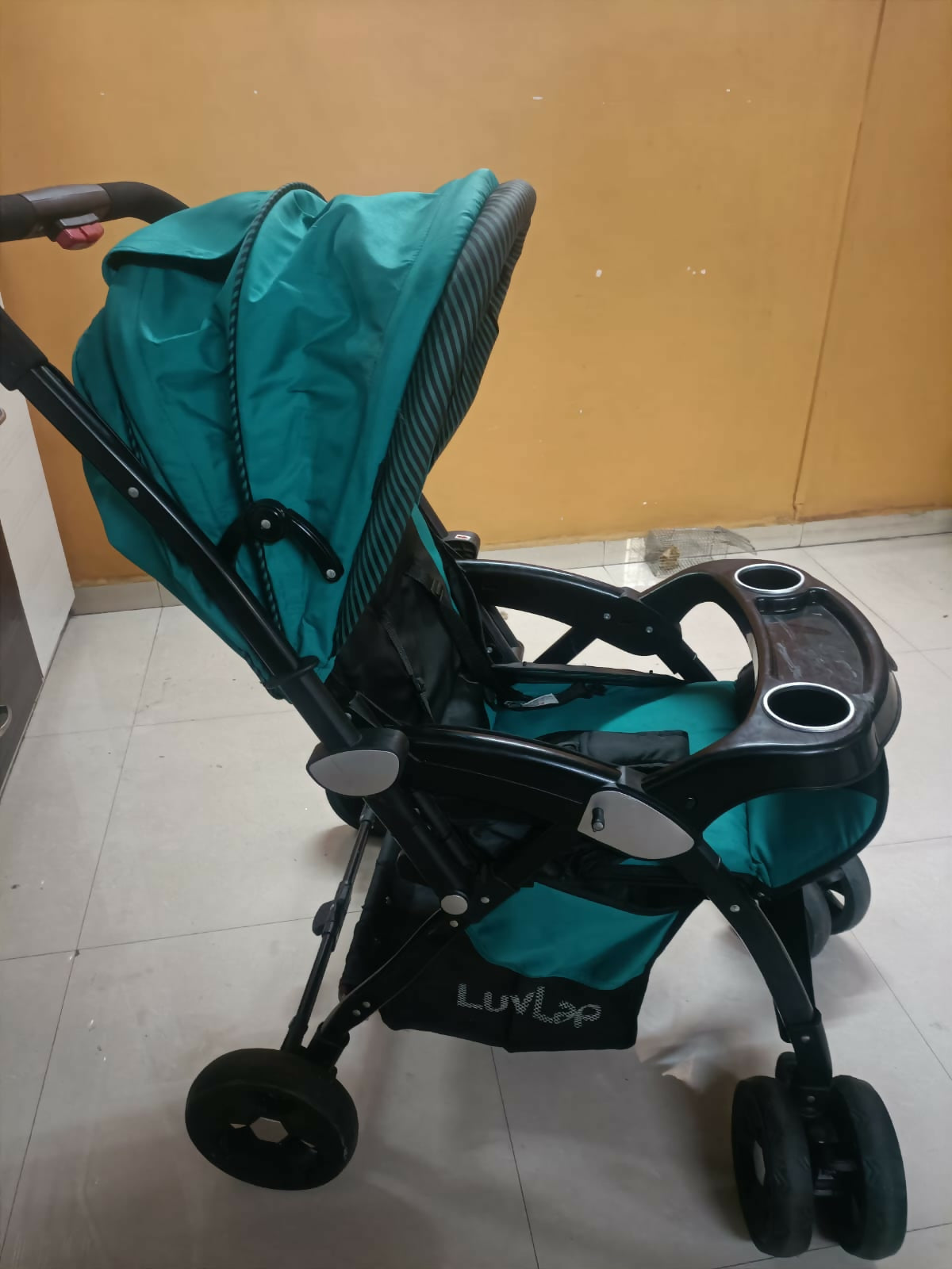 Experience comfort and convenience with the LUVLAP Galaxy Stroller/Pram – featuring a reversible handle, adjustable canopy, and three reclining positions for your baby’s ultimate comfort and safety.