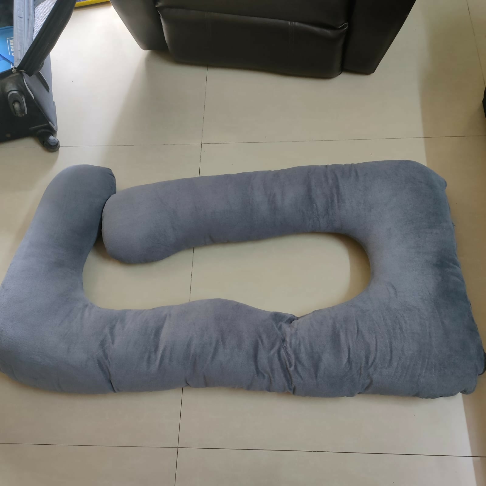 U-Shaped Pregnancy Pillow - Full Body Support for Expecting Mothers, Ensuring Comfort and Better Sleep.