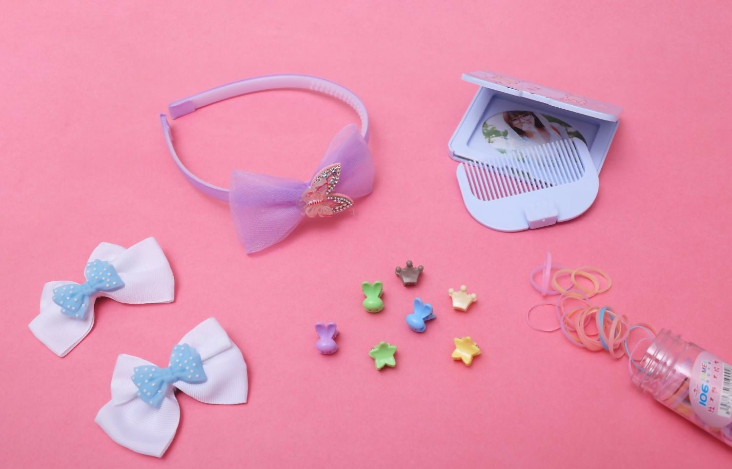 Lock up your little ones tresses with our new collection of hair accessories that are a must have for to instantly add glamour to any wardrobe. Update your little ones collection with this pretty hair accessory and she is all set for an updated look.