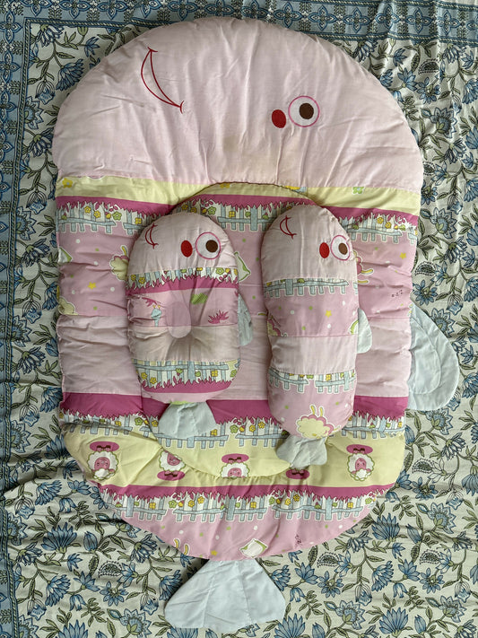 BABYHUG Baby bed (full set inc pillows)