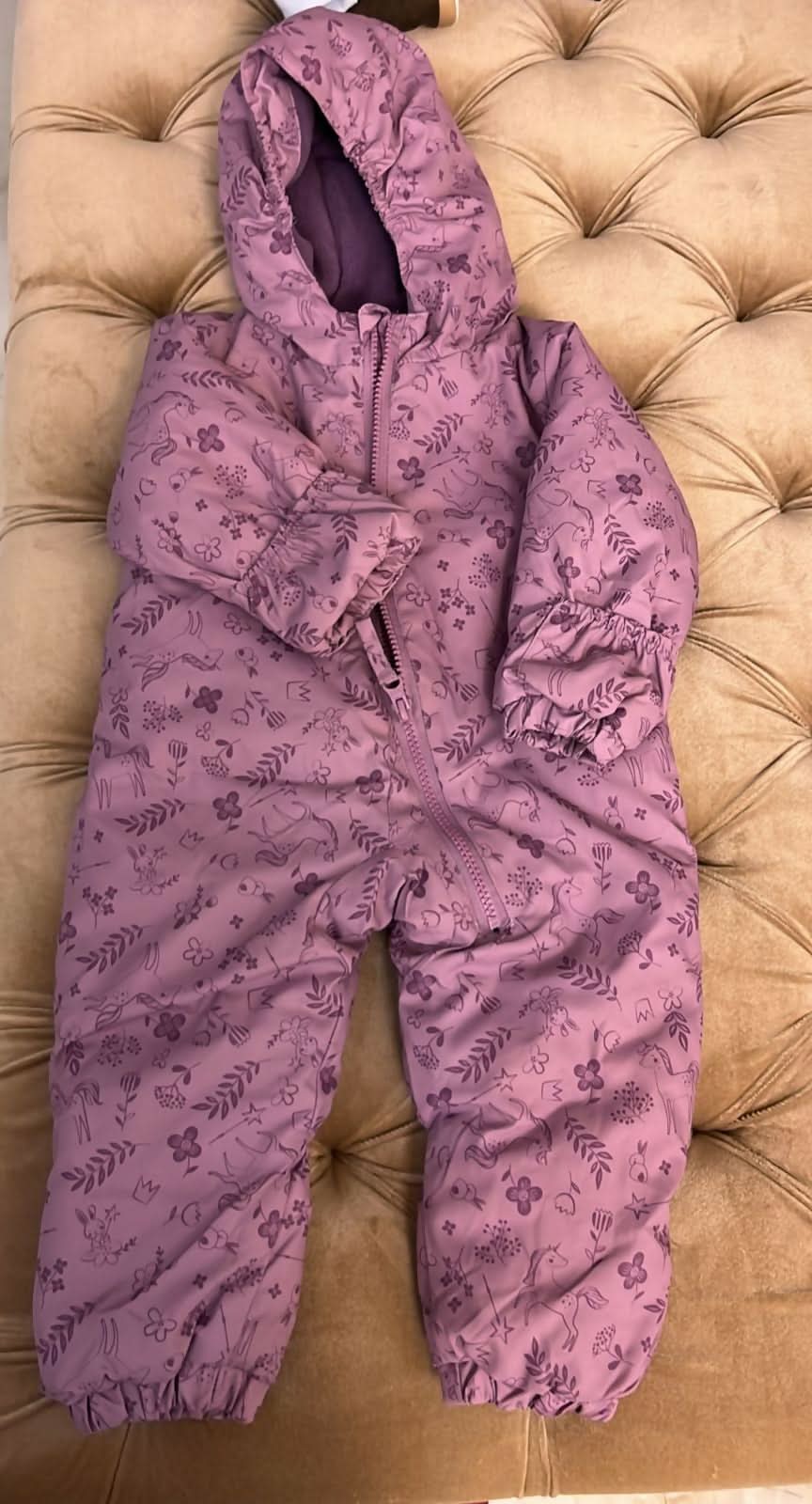 Keep your baby warm and cozy outdoors with the Baby Windsheeter with Warm Inside, featuring a soft and snug inner lining for chilly days. Crafted for durability and comfort, this windsheeter is perfect for outdoor adventures.