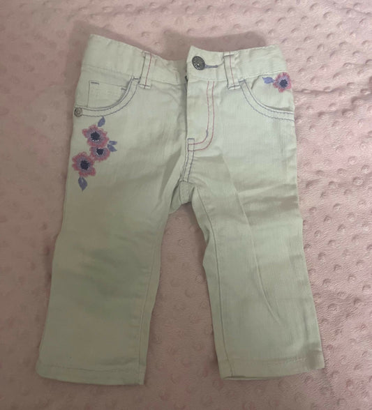 Style meets comfort with GUESS Jeans for Kids - the perfect choice for trendy little fashionistas everywhere!