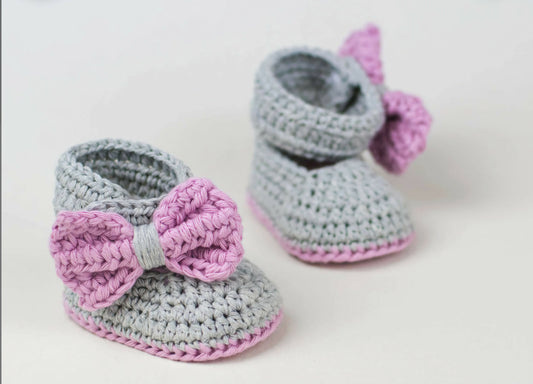 Crochet baby booties with bow