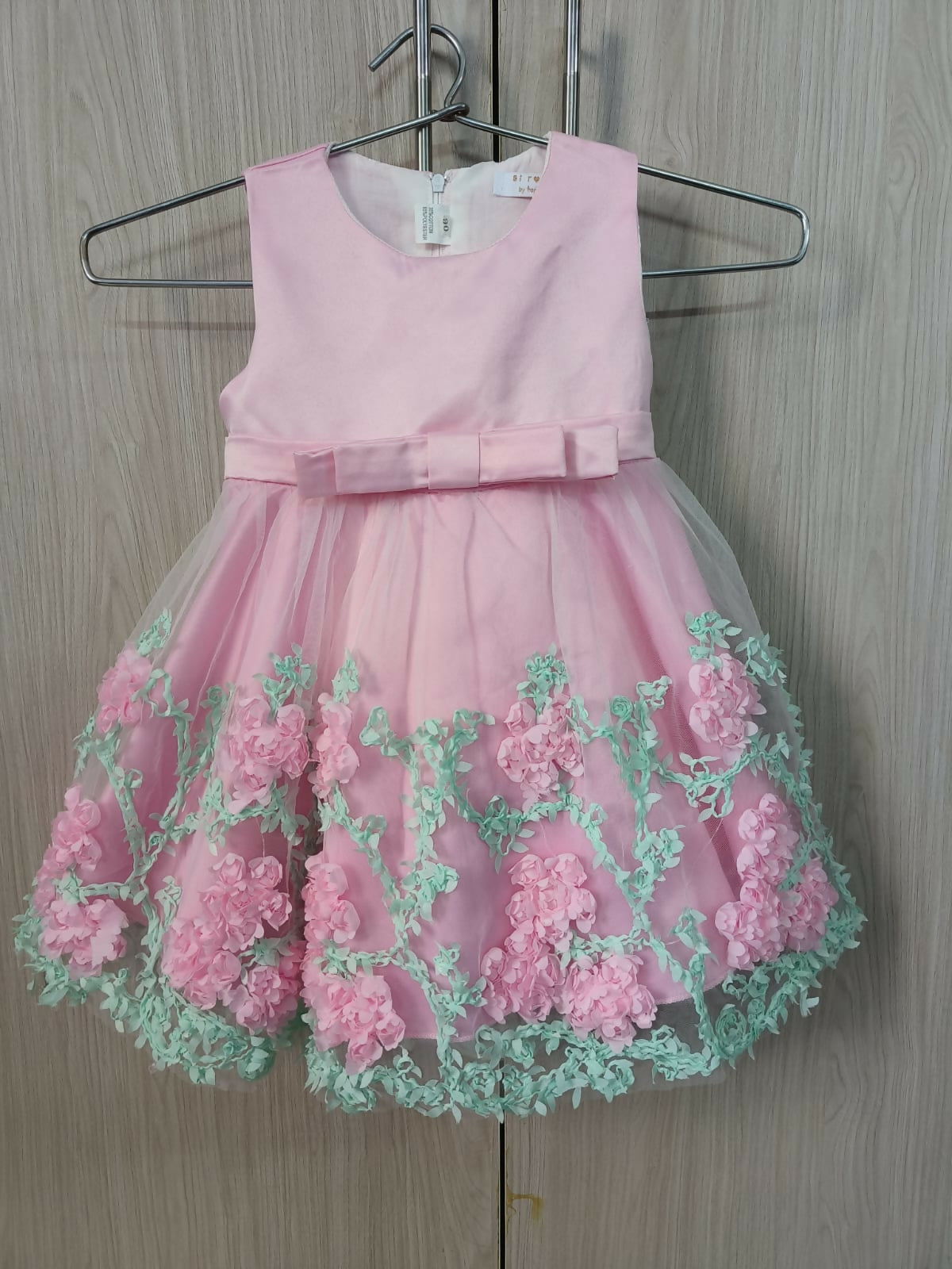 Elevate your baby girl's style with Sirosa by Hopscotch Partywear Dress/Frock, designed to enchant and captivate at every special occasion.