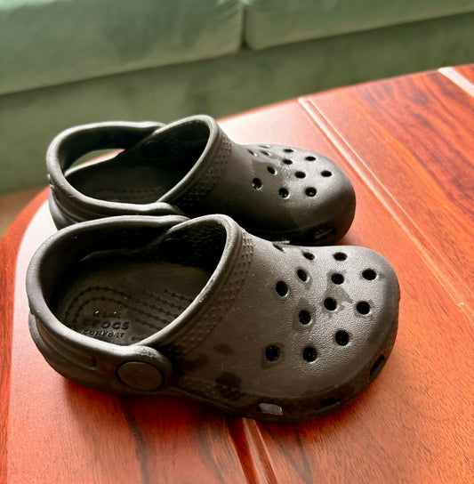  Keep your toddler’s feet happy and comfortable with Crocs—lightweight, durable, and perfect for endless adventures indoors or out!