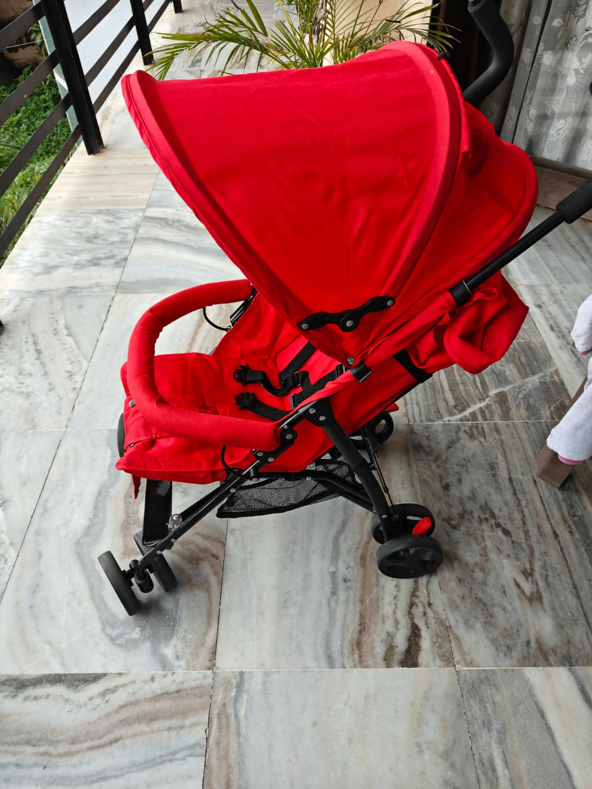 MISS AND CHIEF Baby Stroller provides comfort, safety, and style for your little one’s outdoor trips, ensuring a smooth and joyful ride.

