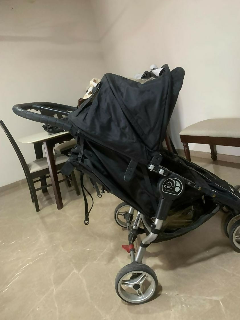 The Baby Jogger Citi Mini Double Twin Stroller/Pram is a perfect solution for parents with twins or siblings, offering convenience, comfort, and easy maneuverability.