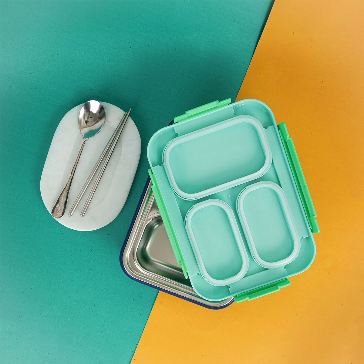 This Bento lunch box will keep your food, sandwiches, soups, beverages fresh for lunch, so you can pack your kids' lunches in the morning, and it will stay warm until lunch time .