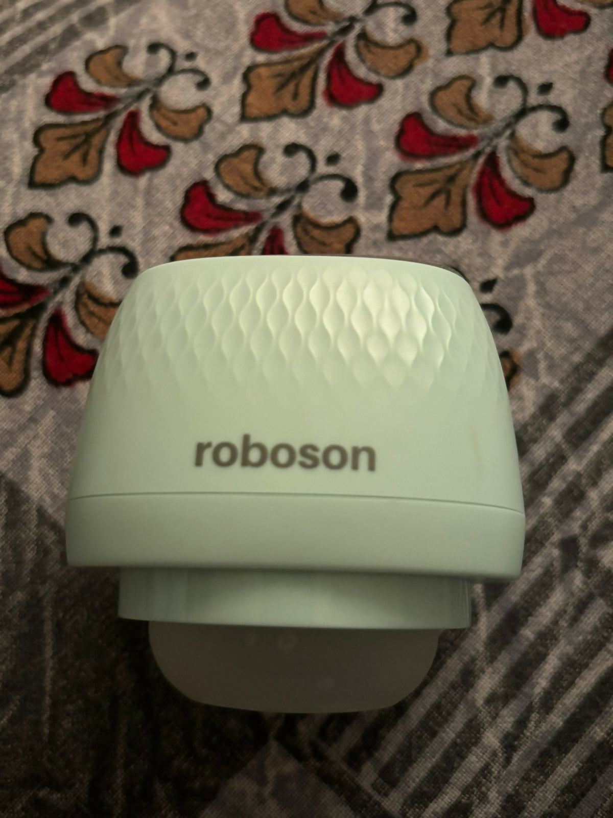 Roboson wearable electric breast pump – discreet, powerful, and portable solution for modern breastfeeding moms.

