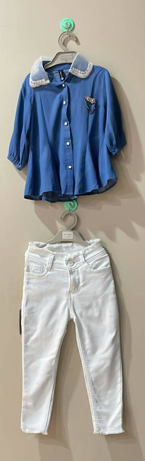 Get your girl ready for any adventure in style with our chic T-Shirt and Jeans Set—comfort and trendiness combined in one ensemble!
