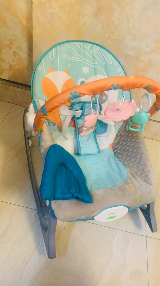 Soothe and entertain your little one with ease using the INFANTSO Baby Rocker/Bouncer - the perfect blend of comfort and fun!