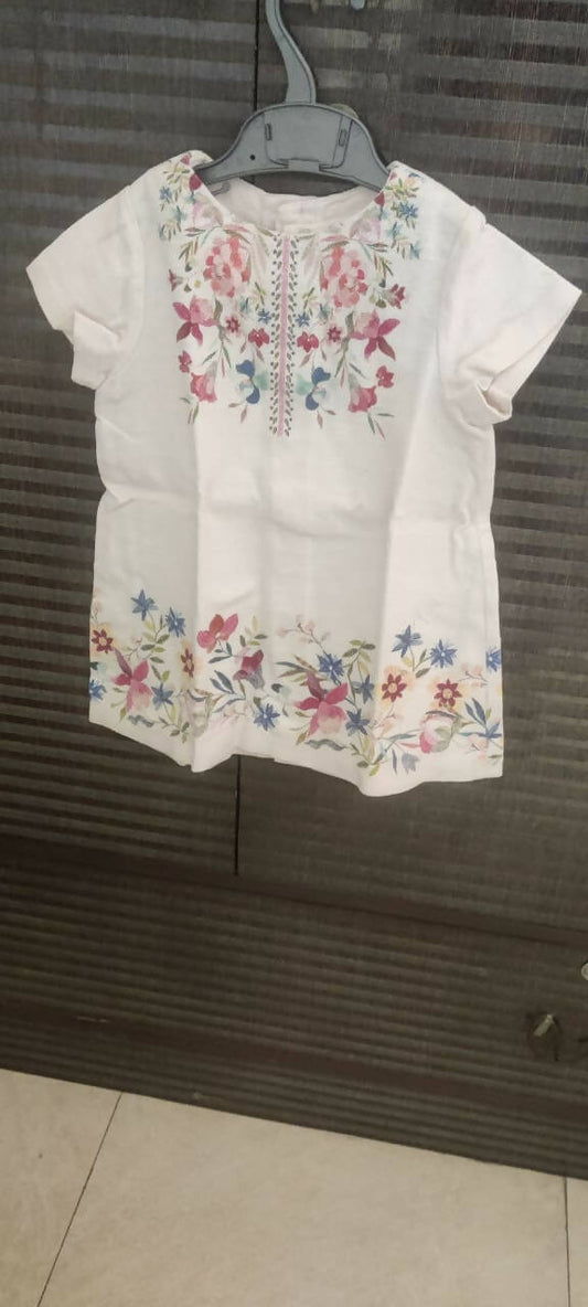 Dress your baby girl in style with ZARA's adorable top - perfect for every precious moment!
